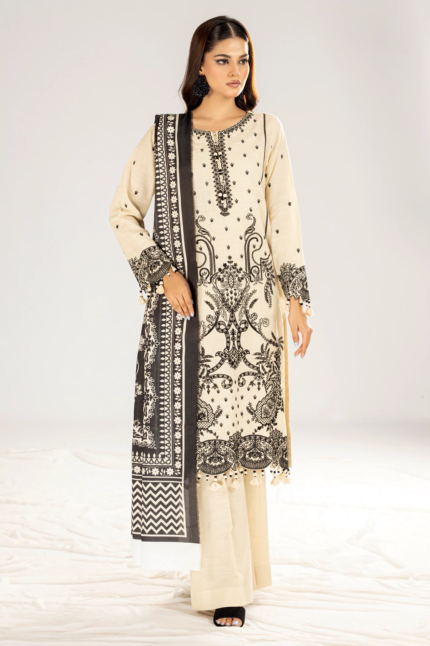 Khaddar Embroidered 3PC Unstitched Suit From Diners