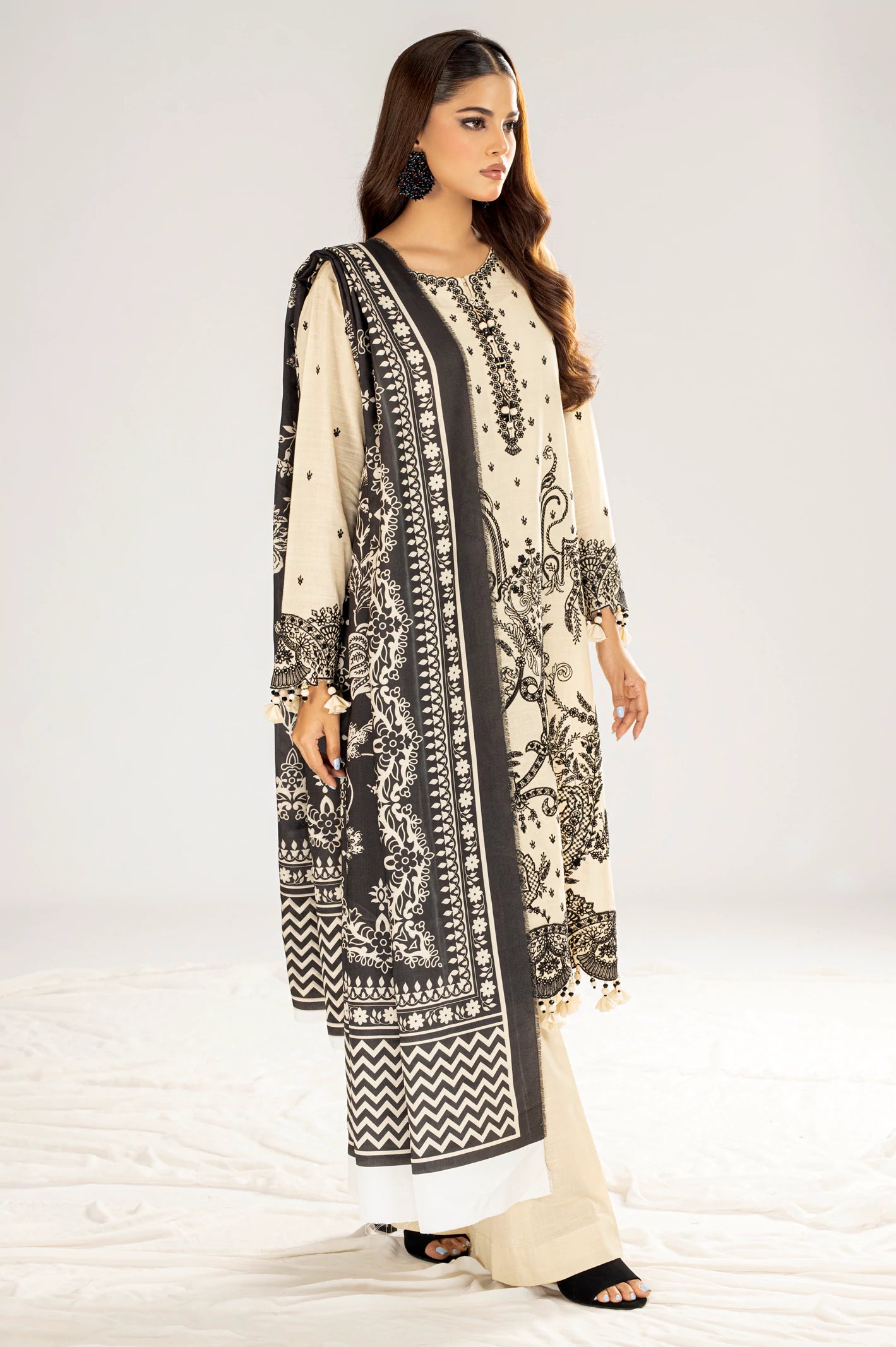 Khaddar Embroidered 3PC Unstitched Suit From Diners