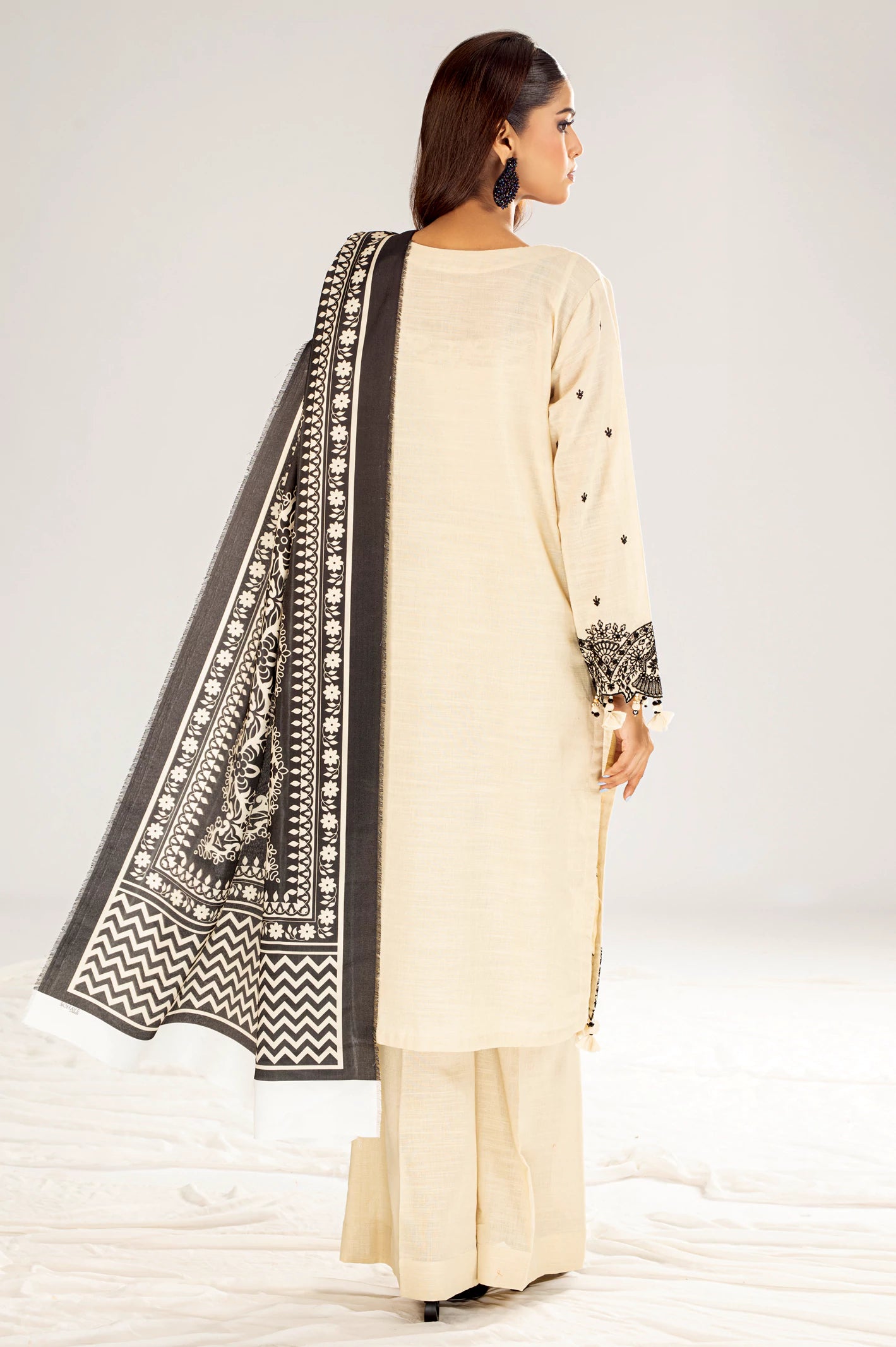 Khaddar Embroidered 3PC Unstitched Suit From Diners